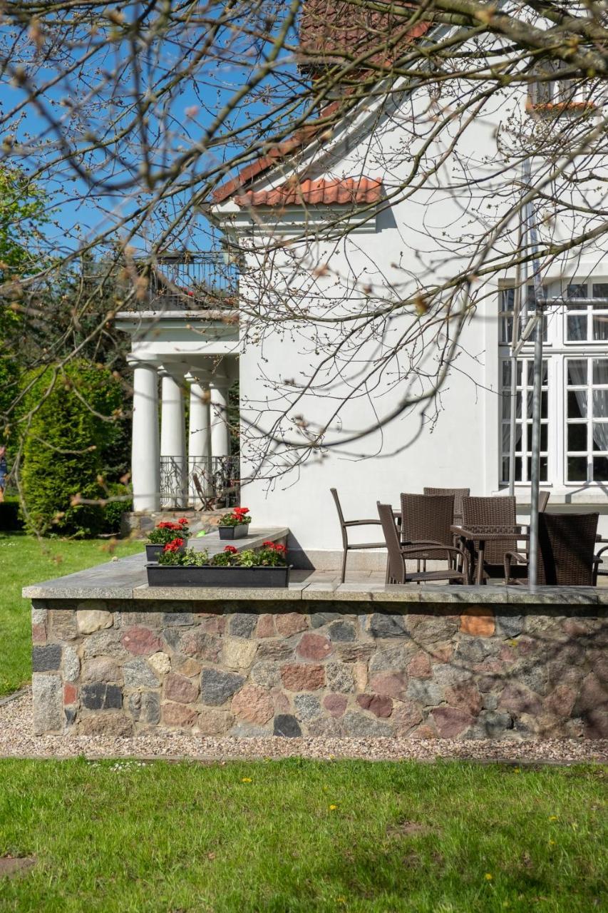 Dwor W Bychowie Gniewino Exterior foto