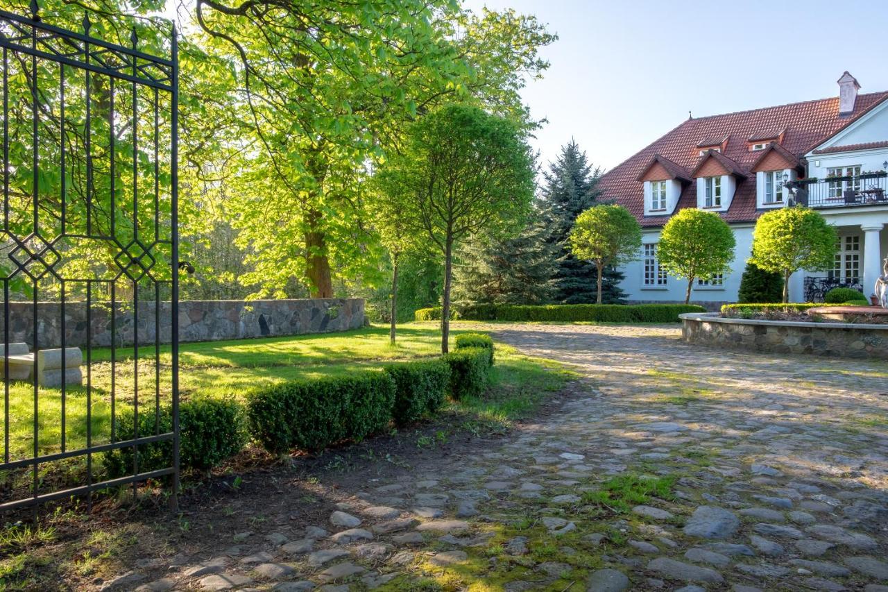 Dwor W Bychowie Gniewino Exterior foto